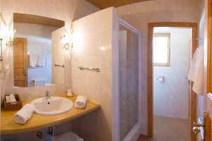 Frohnatur Hotel Garni Thiersee Hinterthiersee Tirol Urlaub Bad Himmelbettzimmer