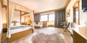 Frohnatur Hotel Garni Thiersee Hinterthiersee Zimmer gemütlich Urlaub Tirol Himmelbett