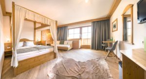 Frohnatur Hotel Garni Thiersee Hinterthiersee Zimmer gemütlich Urlaub Tirol Himmelbett