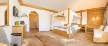 Frohnatur Hotel Garni Thiersee Hinterthiersee Zimmer gemütlich Urlaub Tirol Himmelbett