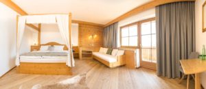 Frohnatur Hotel Garni Thiersee Hinterthiersee Zimmer gemütlich Urlaub Tirol Himmelbett