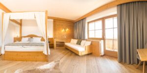 Frohnatur Hotel Garni Thiersee Hinterthiersee Zimmer gemütlich Urlaub Tirol Himmelbett