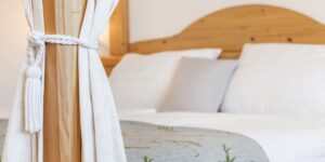 Frohnatur Hotel Garni Thiersee Hinterthiersee Zimmer gemütlich Urlaub Tirol Himmelbett