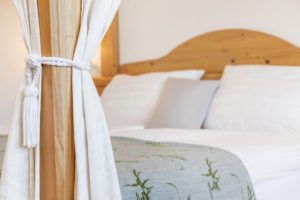 Frohnatur Hotel Garni Thiersee Hinterthiersee Zimmer gemütlich Urlaub Tirol Himmelbett