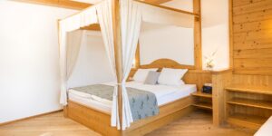 Frohnatur Hotel Garni Thiersee Hinterthiersee Zimmer gemütlich Urlaub Tirol Himmelbett