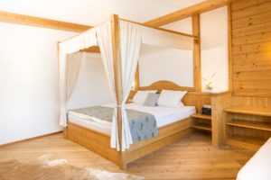 Frohnatur Hotel Garni Thiersee Hinterthiersee Zimmer gemütlich Urlaub Tirol Himmelbett