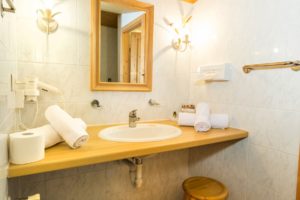 Frohnatur Hotel Garni Thiersee Hinterthiersee Zimmer Bad gemütlich Urlaub Tirol